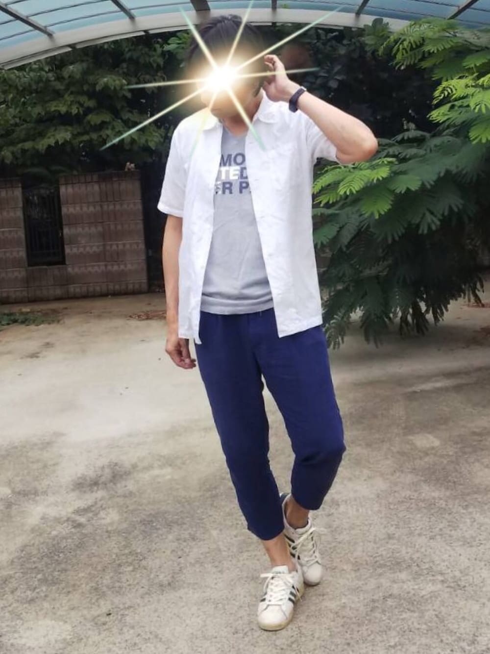 「シンプル、白シャツ、スロップト、青、シルバー」｜「BROWNYのアイテム（その他パンツ、ブルー系）」を使った、UMEさん（メンズ・178cm）の夏コーディネートの1枚目の写真