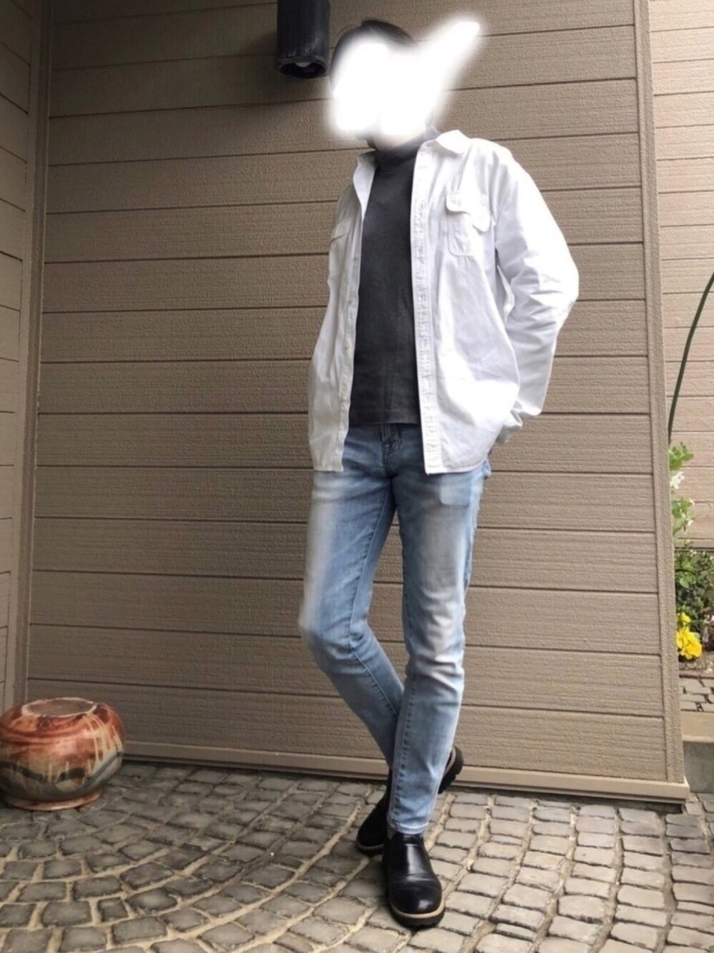 「休日スタイル、おしゃれさんと繋がりたい、シャツスタイル、デニムパンツ、UNIQLO、プチプラ、大人カジュアル、春コーデ、スリッポン、白シャツ」｜「GAPのアイテム（シャツ/ブラウス、ホワイト系）」を使った、UMEさん（メンズ・178cm）の春コーディネートの1枚目の写真