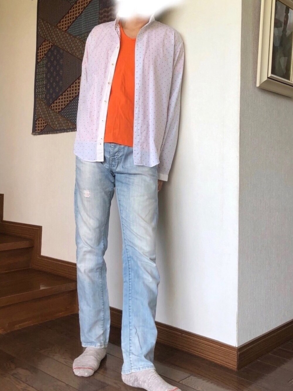「お洒落さんとつながりたい、部屋撮り、ZARA、休日スタイル、プチプラ、ゆるコーデ、カジュアル、春コーデ、オレンジ、リラックススタイル」｜「ZARAのアイテム（シャツ/ブラウス、ホワイト系）」を使った、UMEさん（メンズ・178cm）の春コーディネートの1枚目の写真