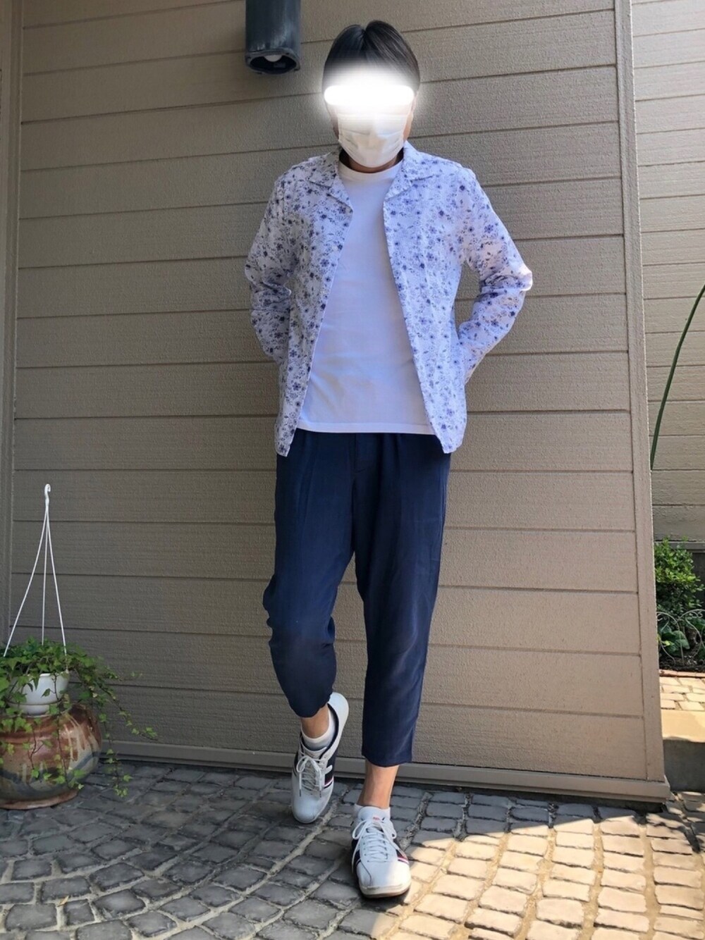 「カジュアルコーデ、休日スタイル、夏、お洒落さんとつながりたい、白Tシャツ、スニーカーコーデ、プチプラ、シャツスタイル」｜「URBAN RESEARCHのアイテム（パンツ、ブルー系）」を使った、UMEさん（メンズ・178cm）の春コーディネートの1枚目の写真
