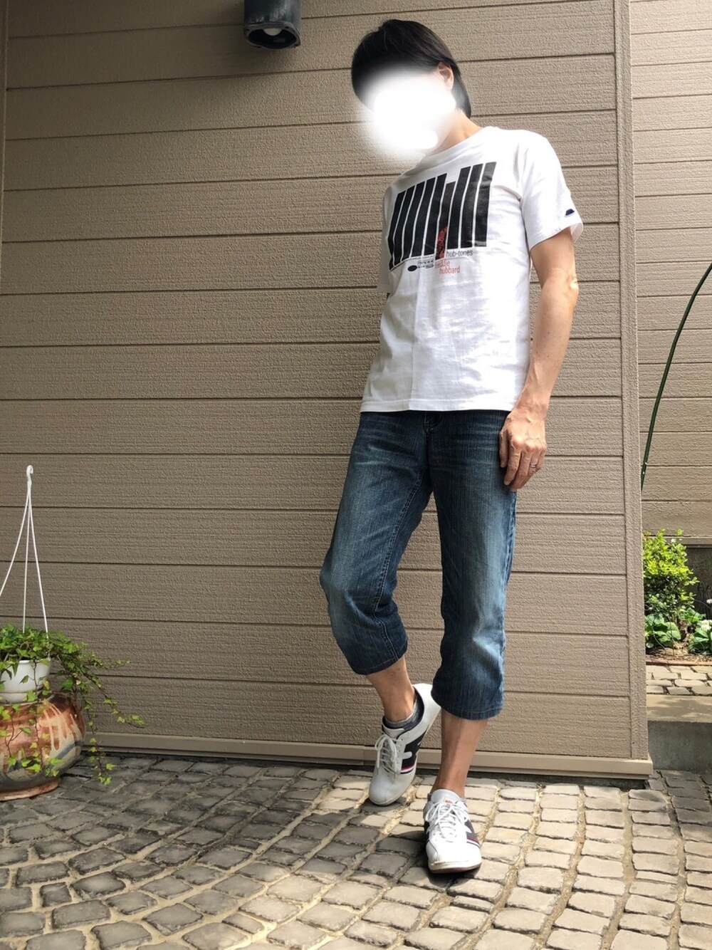 「シンプルコーデ、夏コーデ、おしゃれさんと繋がりたい、リラックススタイル、オトナカジュアル、休日スタイル、Tシャツ、デニム」｜「TAKEO KIKUCHIのアイテム（Tシャツ/カットソー、ホワイト系）」を使った、UMEさん（メンズ・178cm）の春コーディネートの1枚目の写真