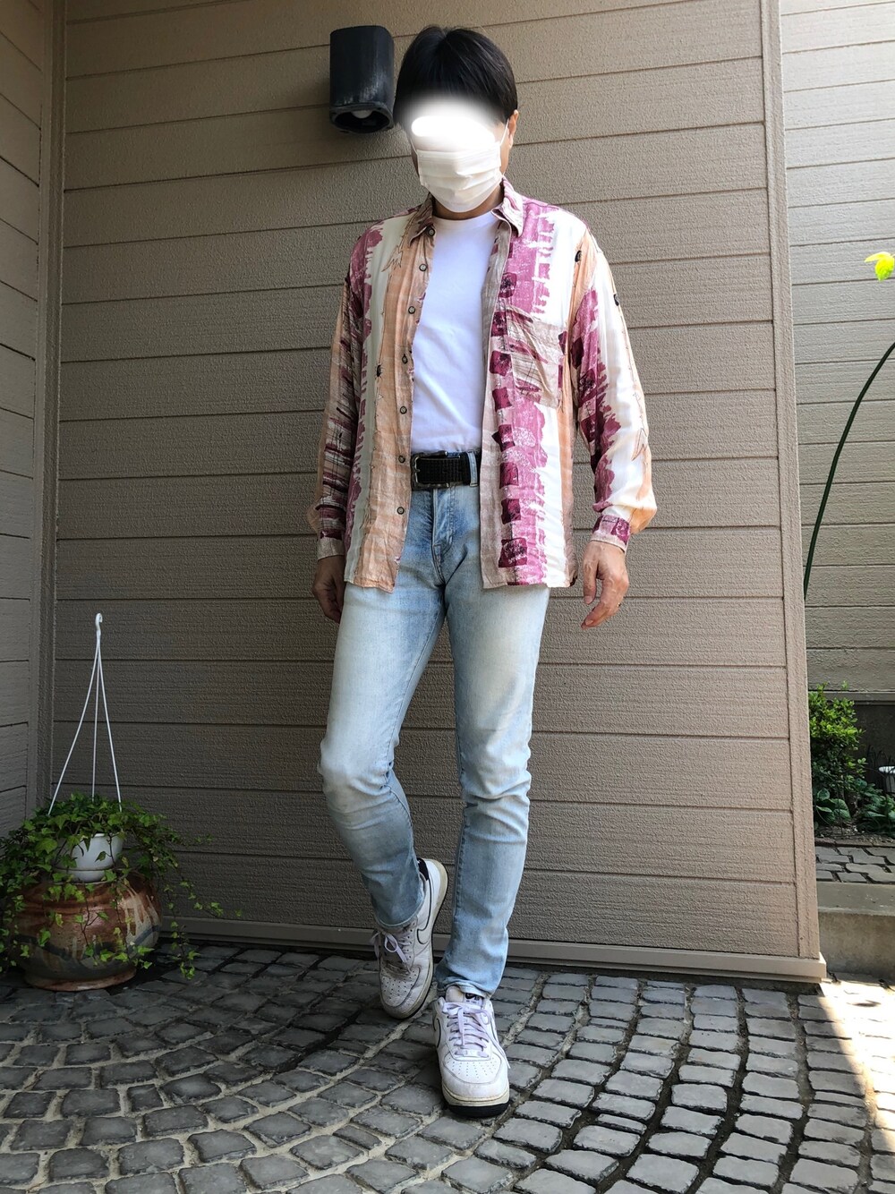 「休日スタイル、おしゃれさんと繋がりたい、柄シャツ、デニム、白Tシャツ、シャツスタイル、大人カジュアル」｜「Di Bazzatoのアイテム（シャツ/ブラウス、レッド系）」を使った、UMEさん（メンズ・178cm）の夏コーディネートの1枚目の写真