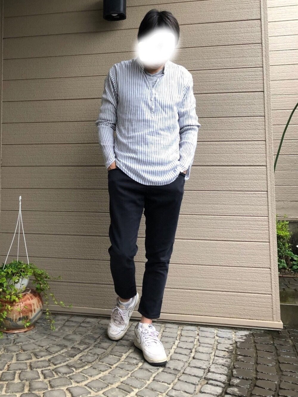 「おうちファッション、カジュアルコーデ、休日スタイル、アンクルパンツ、プチプラ、大人カジュアル、ストライプ」｜「ZARAのアイテム（シャツ/ブラウス、ホワイト系）」を使った、UMEさん（メンズ・178cm）の夏コーディネートの1枚目の写真