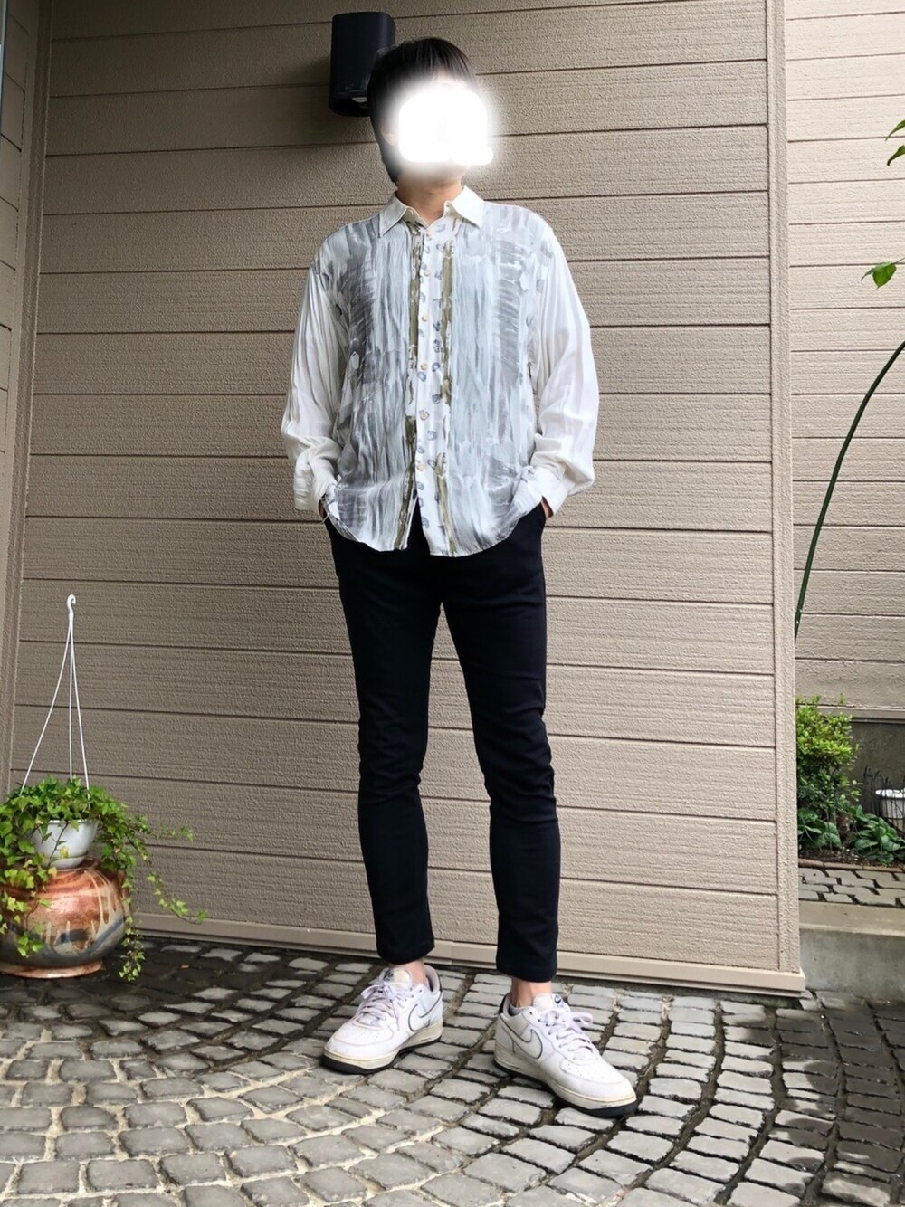 「シンプルコーデ、休日スタイル、おしゃれさんと繋がりたい、きれいめカジュアル、スニーカー、ブラック、シャツスタイル、柄シャツ、大人カジュアル」｜「Di Bazzatoのアイテム（シャツ/ブラウス、ホワイト系）」を使った、UMEさん（メンズ・178cm）の夏コーディネートの1枚目の写真