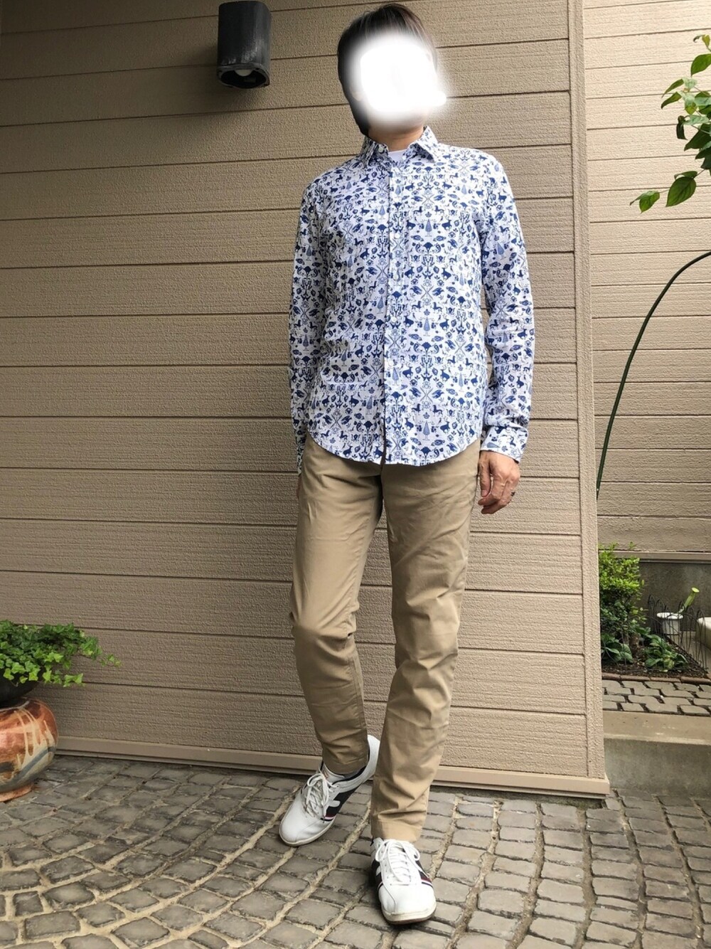 「休日スタイル、大人カジュアル、きれいめカジュアル、柄シャツ、チノパン、スキニー、休日コーデ、おしゃれさんと繋がりたい」｜「ZARAのアイテム（シャツ/ブラウス、ホワイト系）」を使った、UMEさん（メンズ・178cm）の夏コーディネートの1枚目の写真