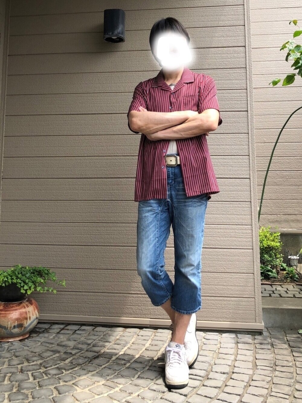 「シャツ好き集まれ、夏コーデ、カジュアルコーデ、リラックススタイル、スニーカー、シンプル、シャツ、ストライプ、休日スタイル、おしゃれさんと繋がりたい」｜「MinoriTYのアイテム（シャツ/ブラウス、レッド系）」を使った、UMEさん（メンズ・178cm）の夏コーディネートの1枚目の写真