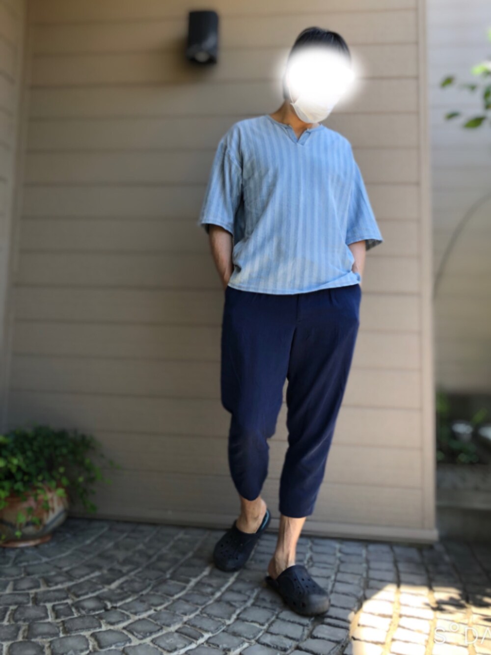 「休日スタイル、夏コーデ、シンプルコーデ、ラフ、Tシャツ、プチプラコーデ、サンダル、オーバーサイズ」｜「FREAK'S STOREのアイテム（Tシャツ/カットソー、ブルー系）」を使った、UMEさん（メンズ・178cm）の夏コーディネートの1枚目の写真
