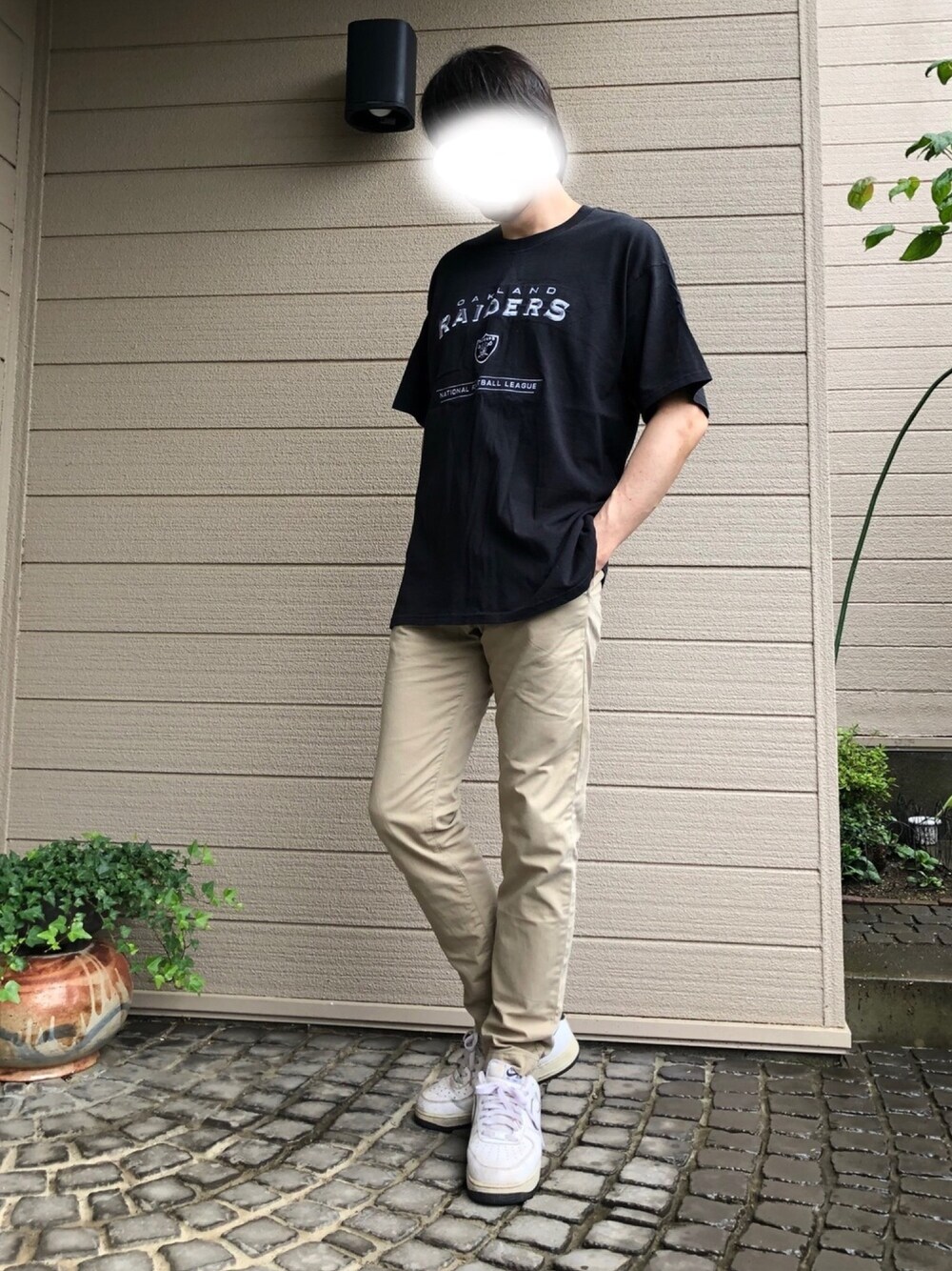 「今日のコーデ、シンプル、ラフ、ベージュ、休日スタイル、Tシャツ、大人カジュアル、チノパン」｜「Leeのアイテム（Tシャツ/カットソー、ブラック系）」を使った、UMEさん（メンズ・178cm）の夏コーディネートの1枚目の写真
