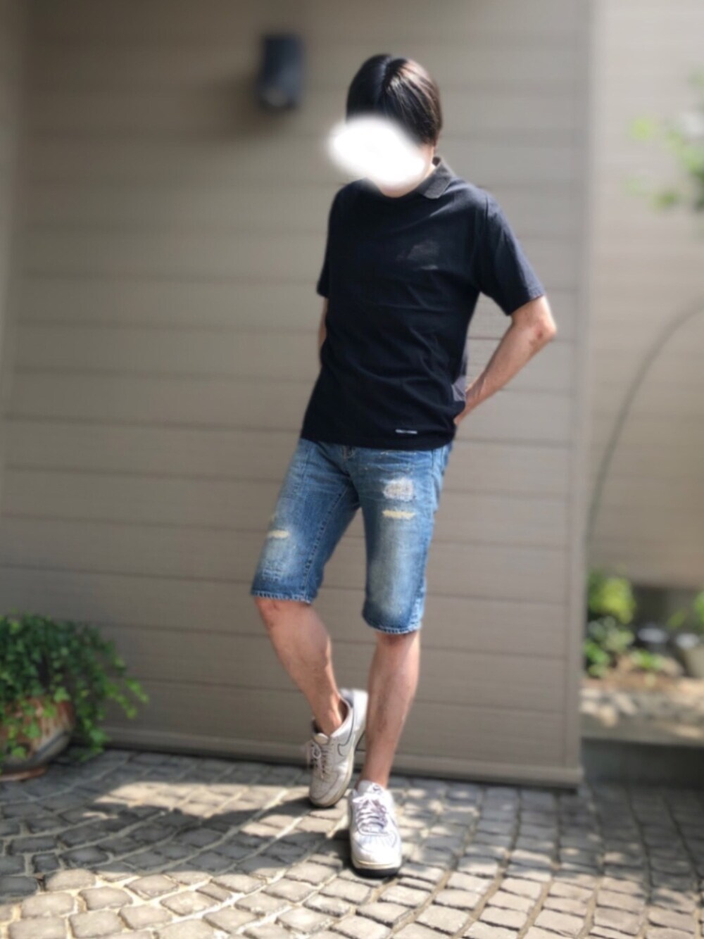 「ショートパンツ、シンプルコーデ、夏コーデ、Tシャツ、黒Tシャツ、夏だ！Tシャツ着よう！、デニム、休日スタイル、カジュアル、お洒落さんとつながりたい」｜「KENZO HOMMEのアイテム（Tシャツ/カットソー、ブラック系）」を使った、UMEさん（メンズ・178cm）の夏コーディネートの1枚目の写真