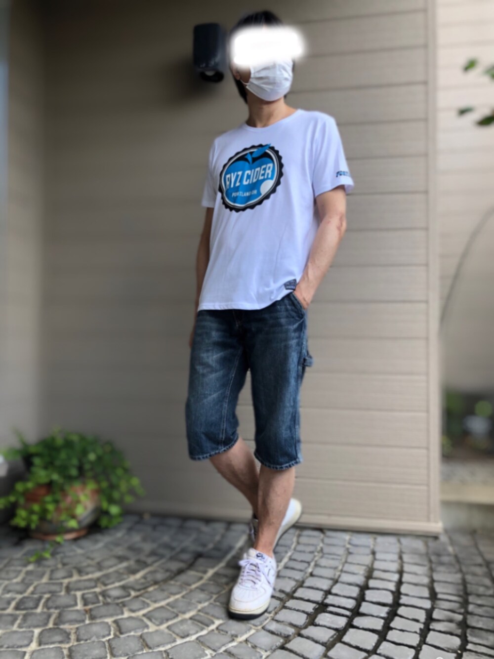 「おしゃれさんと繋がりたい、カジュアル、デニム、Tシャツ、プリントT、休日スタイル、ハーフパンツ、プチプラ」｜「RYZ PORTLANDのアイテム（Tシャツ/カットソー、ホワイト系）」を使った、UMEさん（メンズ・178cm）の夏コーディネートの1枚目の写真