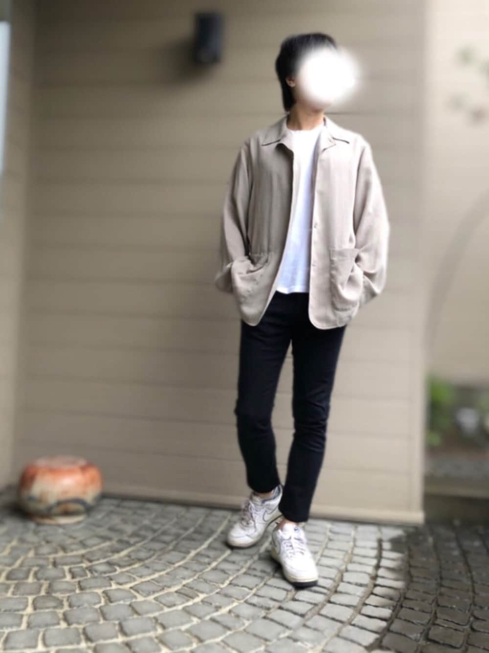 「大人カジュアル、カジュアルコーデ、シンプルコーデ、UNIQLO、ブラック、モノトーン、スニーカー、休日スタイル、ジャケット」｜「MEN'S BIGIのアイテム（ジャケット/アウター、ベージュ系）」を使った、UMEさん（メンズ・178cm）の秋コーディネートの1枚目の写真