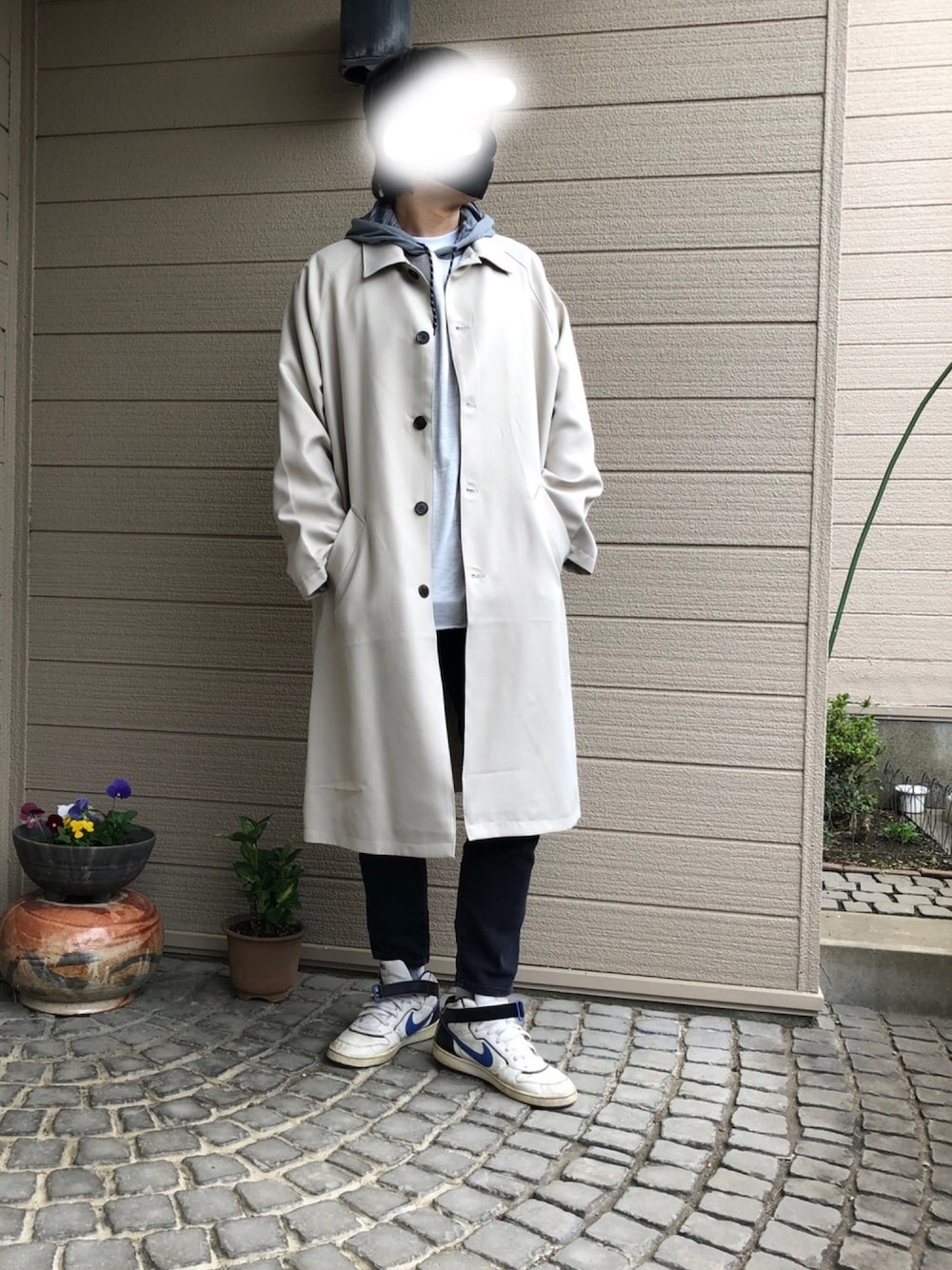 「秋のコーデ、オトナカジュアル、モノトーン、パーカー、秋服、シンプルコーデ、休日スタイル、コート、ステンカラーコート」｜「古着のアイテム（トレンチコート、ホワイト系）」を使った、UMEさん（メンズ・178cm）の秋コーディネートの1枚目の写真