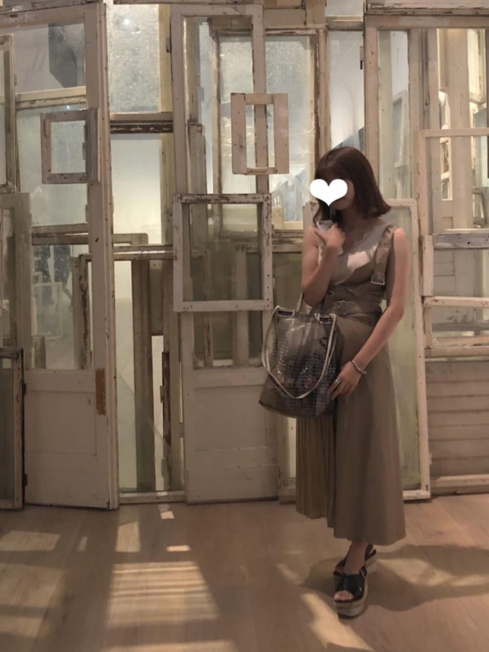 「beautiful peopleの【beautiful people(ビューティフルピープル)】≪STUDIOUS別注≫ビニールショルダーバッグ（ショルダーバッグ、ブラック系）」を使った、たんたんさん（レディース・155cm）の夏コーディネートの1枚目の写真