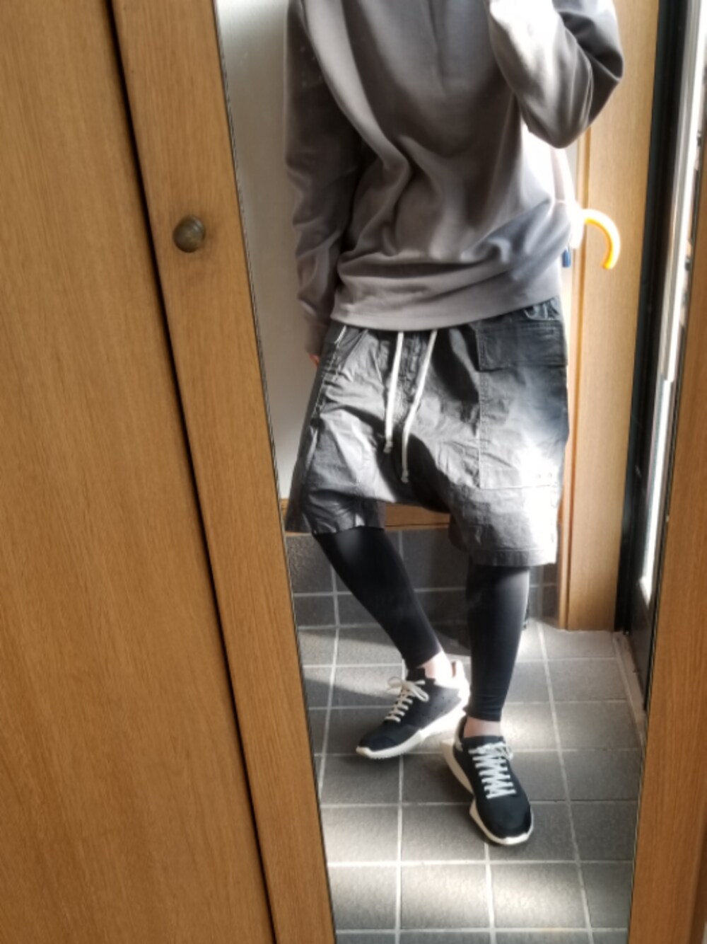 「初投稿、お家、RICK OWENS」｜「adidas×Rick Owensのアイテム（スニーカー、ブラック系）」を使った、mikeさん（メンズ・174cm）の春コーディネートの1枚目の写真