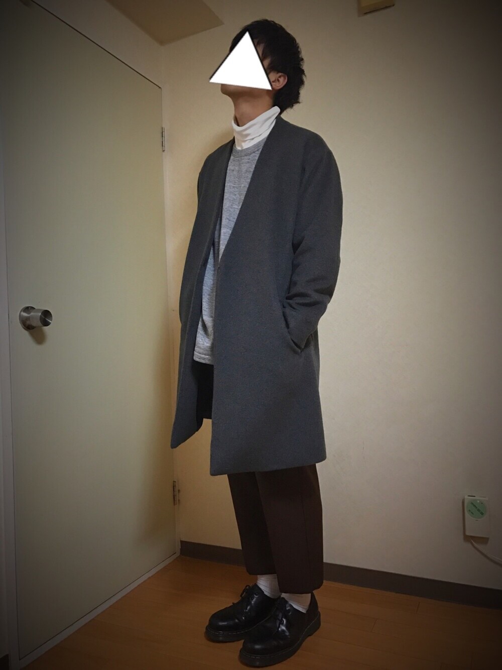 グレー系のブルゾン、グレー系のTシャツ/カットソー、ホワイト系のTシャツ/カットソーを着用したメンズの冬コーディネートの1枚目の写真