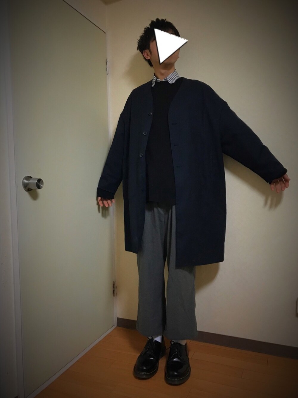 ブルー系のその他アウター、ブラック系のニット/セーター、グレー系のスラックスを着用したメンズの冬コーディネートの1枚目の写真