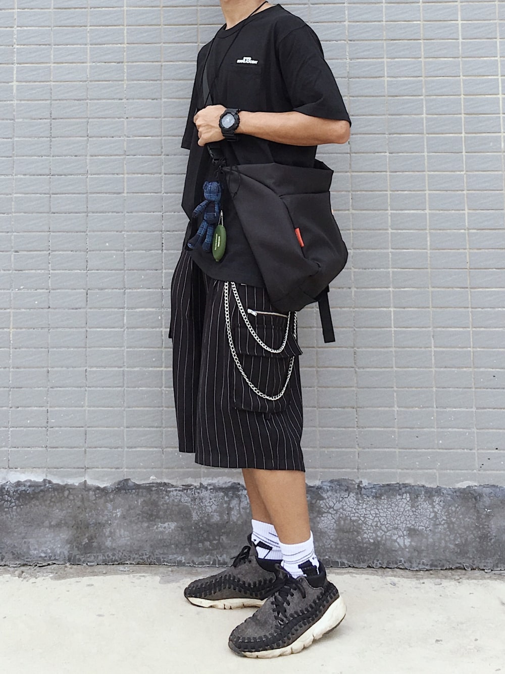 「NIKEのアイテム（スニーカー、ブラック系）」を使った、Zhang_jsonさん（メンズ・170cm）の夏コーディネートの1枚目の写真