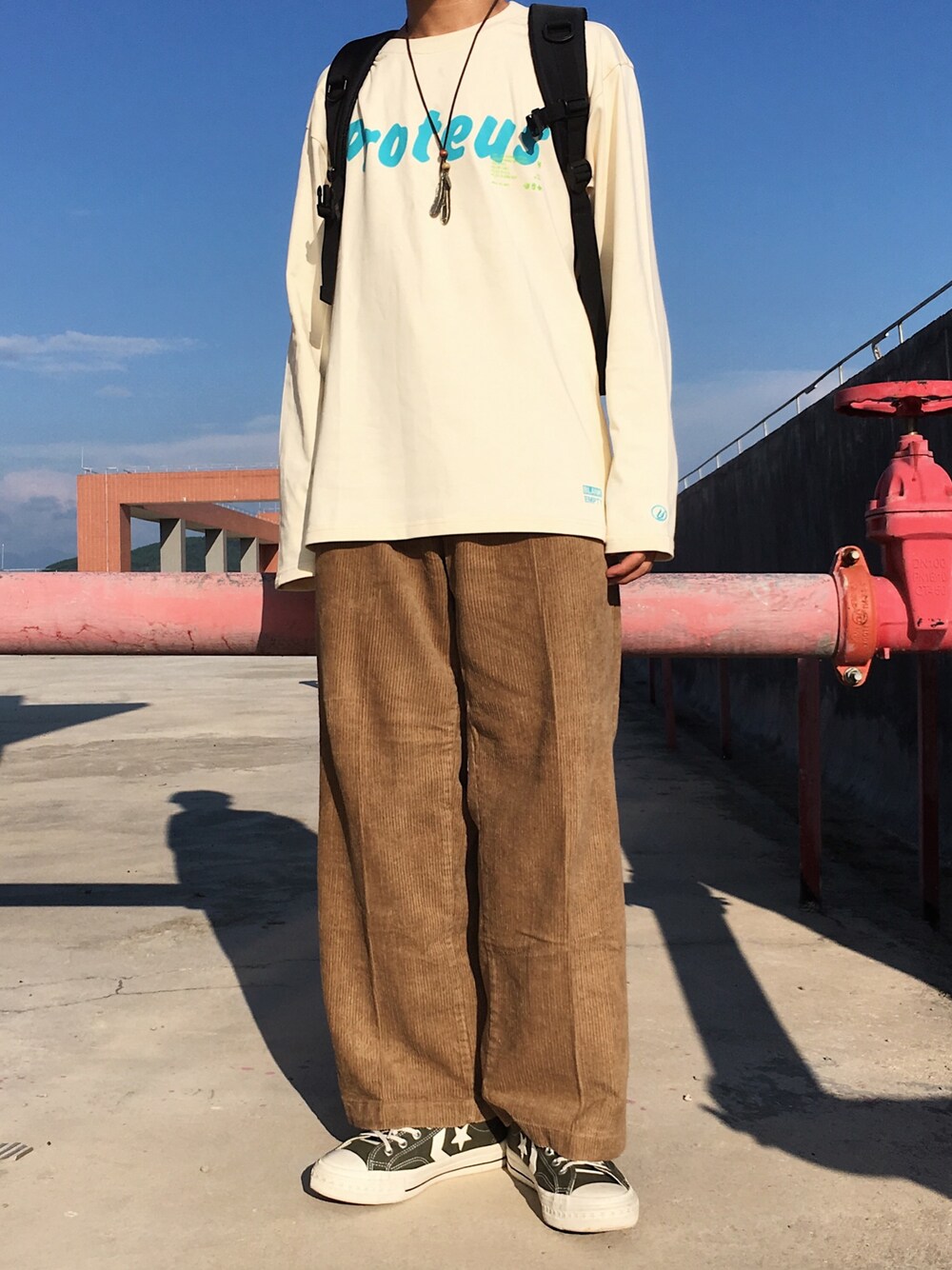 「Proteusのアイテム（Tシャツ/カットソー、ベージュ系）」を使った、Zhang_jsonさん（メンズ・170cm）の秋コーディネートの1枚目の写真