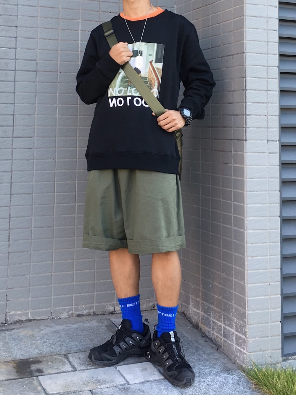 「FSWWのアイテム（Tシャツ/カットソー、ホワイト系）」を使った、Zhang_jsonさん（メンズ・170cm）の秋コーディネートの1枚目の写真