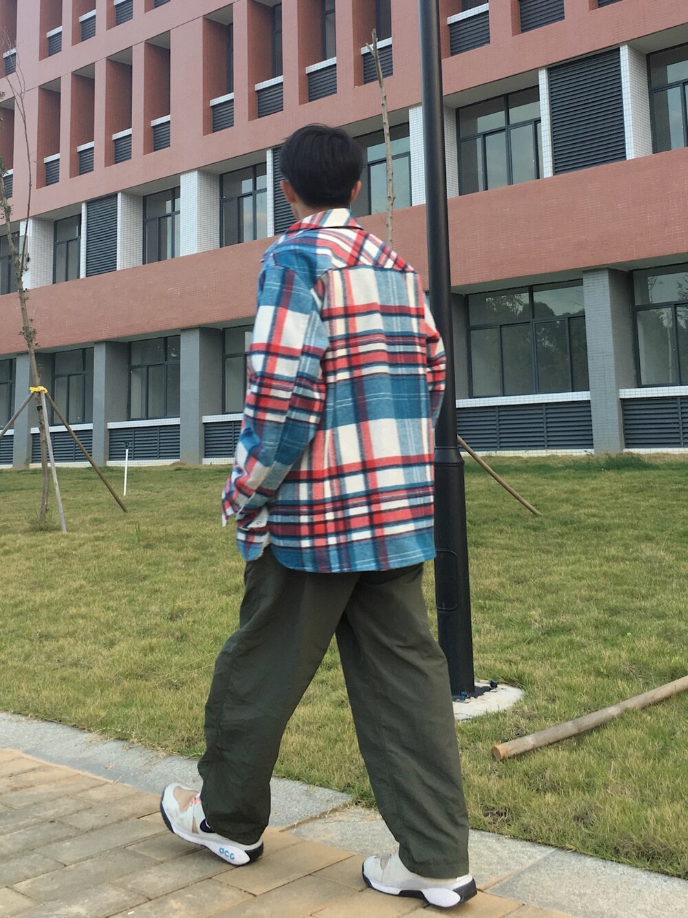 「Nextdawnのアイテム（ムートンコート、レッド系）」を使った、Zhang_jsonさん（メンズ・170cm）の秋コーディネートの1枚目の写真