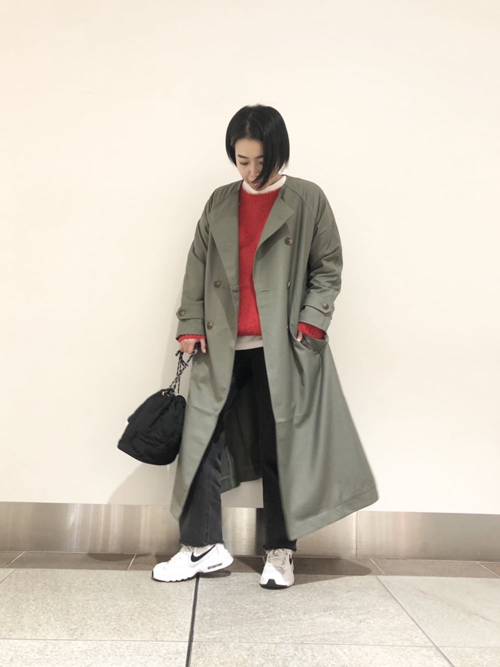 「オトナカジュアル、休日スタイル、はるコーデ、カジュアル、トレンチコート」｜「URBAN RESEARCH Sonny Labelの【別注】TRICOTS JEAN MARC　Special Order Knit（ニット/セーター、レッド系）」を使った、natsuha612さん（レディース・158cm）の春コーディネートの1枚目の写真