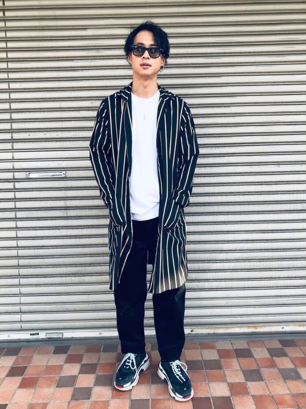 「ストライプ、ロングシャツ、BALENCIAGA、triple s、VIBGYOR(VIBGYOR)、ray ban、モード、モードストリート、#ガウン」｜「Ray-BanのRay-Ban ORIGINAL WAYFARER CLASSIC RB2140F52901/58（サングラス、ブラック系）」を使った、Kentaro Itoさん（メンズ・181cm）の秋コーディネートの1枚目の写真