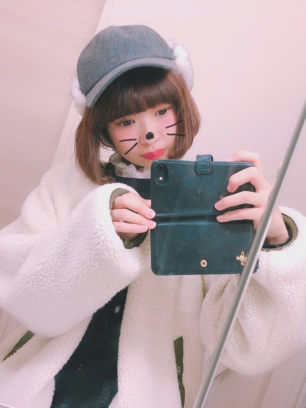 「ボアブルゾン、おしゃれさんと繋がりたい、ショートボブ、冬コーデ、つけ襟は着回し無限大。」｜「Vivienne Westwoodのアイテム（スマホケース/カバー、ブラック系）」を使った、ねむさん（レディース・157cm）の秋コーディネートの1枚目の写真