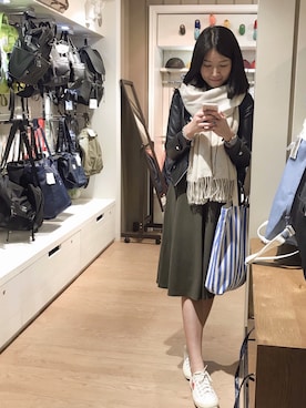 「MONKI（モンキ）のアイテム（マフラー）」を使った、charlotte choiさん（レディース・162cm）の冬コーディネート