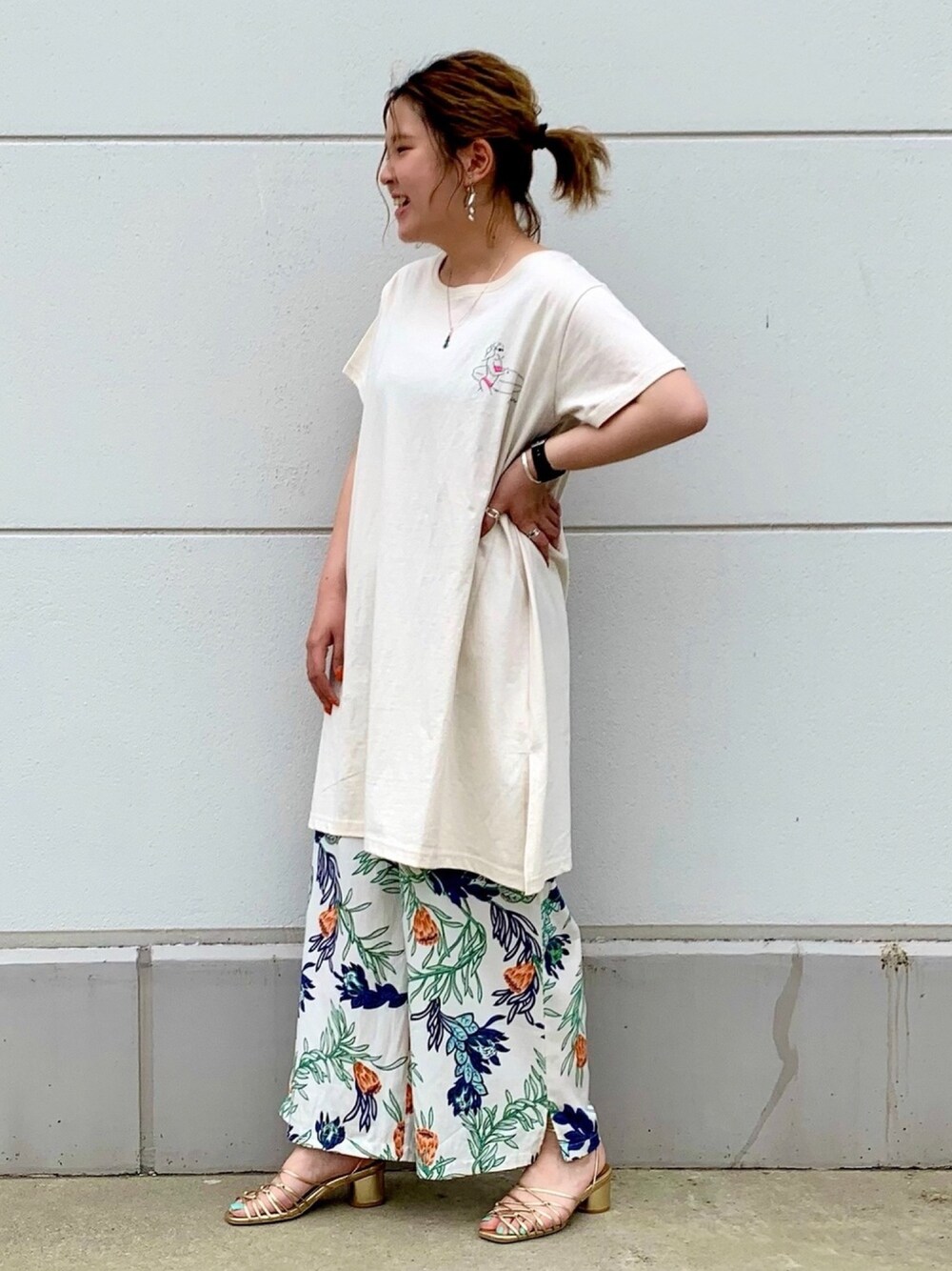 ホワイト系のワンピースを着用したレディースの夏コーディネートの1枚目の写真