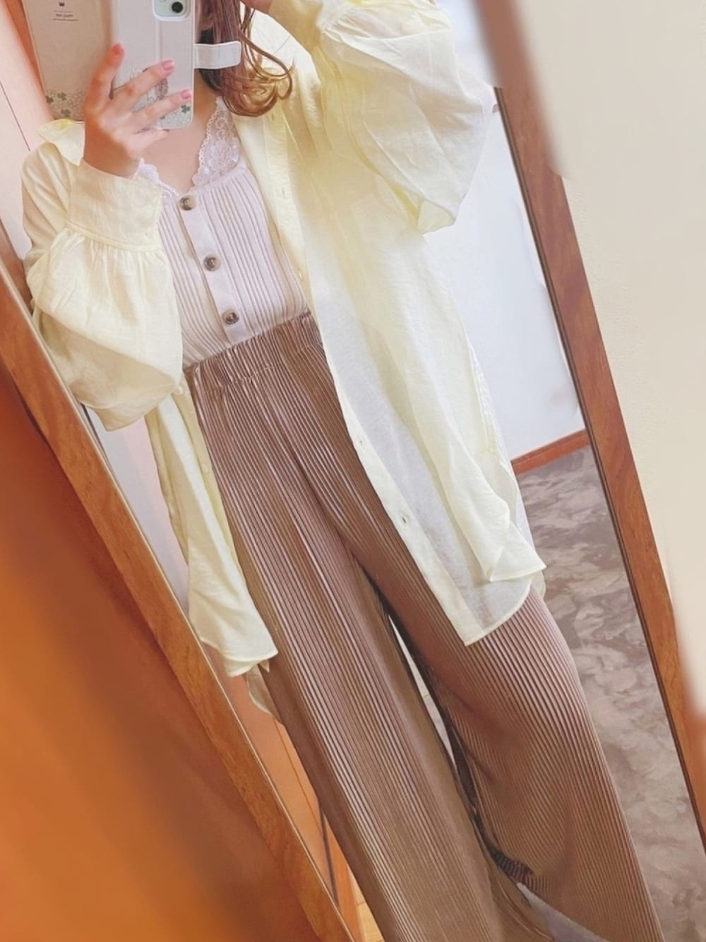 「chocomee、ゆるコーデ、低身長コーデ、イエロー、イエローコーデ、シアーシャツ、emsexcite、RETRO GIRL、プリーツパンツ、春夏コーデ」｜「chocomeeのシアーバンドカラーシャツ（シャツ/ブラウス、イエロー系）」を使った、maroru✲*ﾟさん（レディース・148cm）の春コーディネートの1枚目の写真