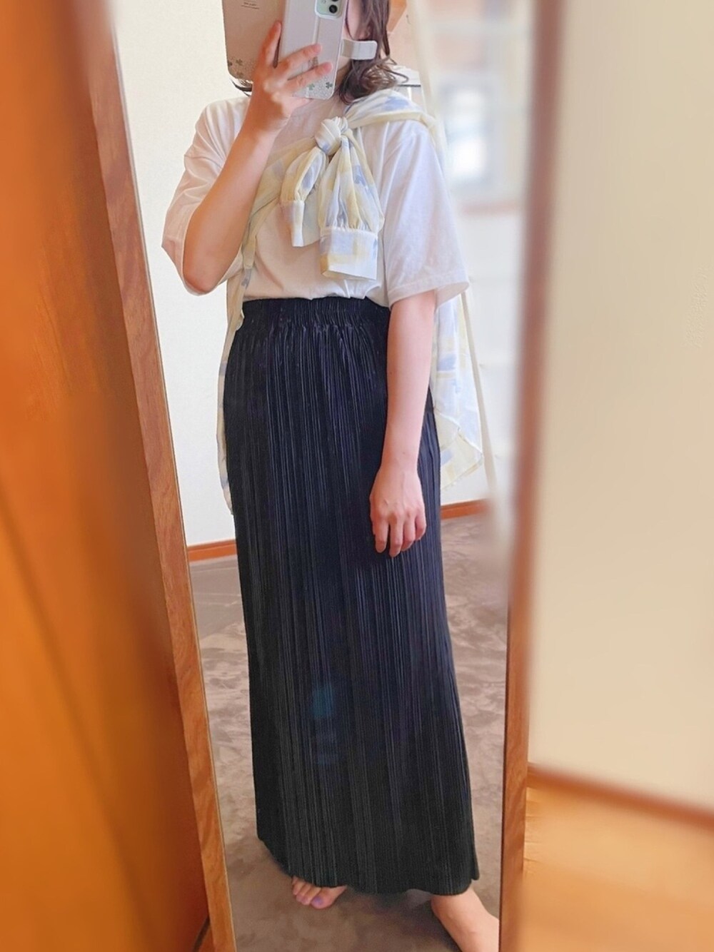 ブルー系のシャツ/ブラウス、ホワイト系のTシャツ/カットソー、ブラック系のスカートを着用したレディースの夏コーディネートの1枚目の写真