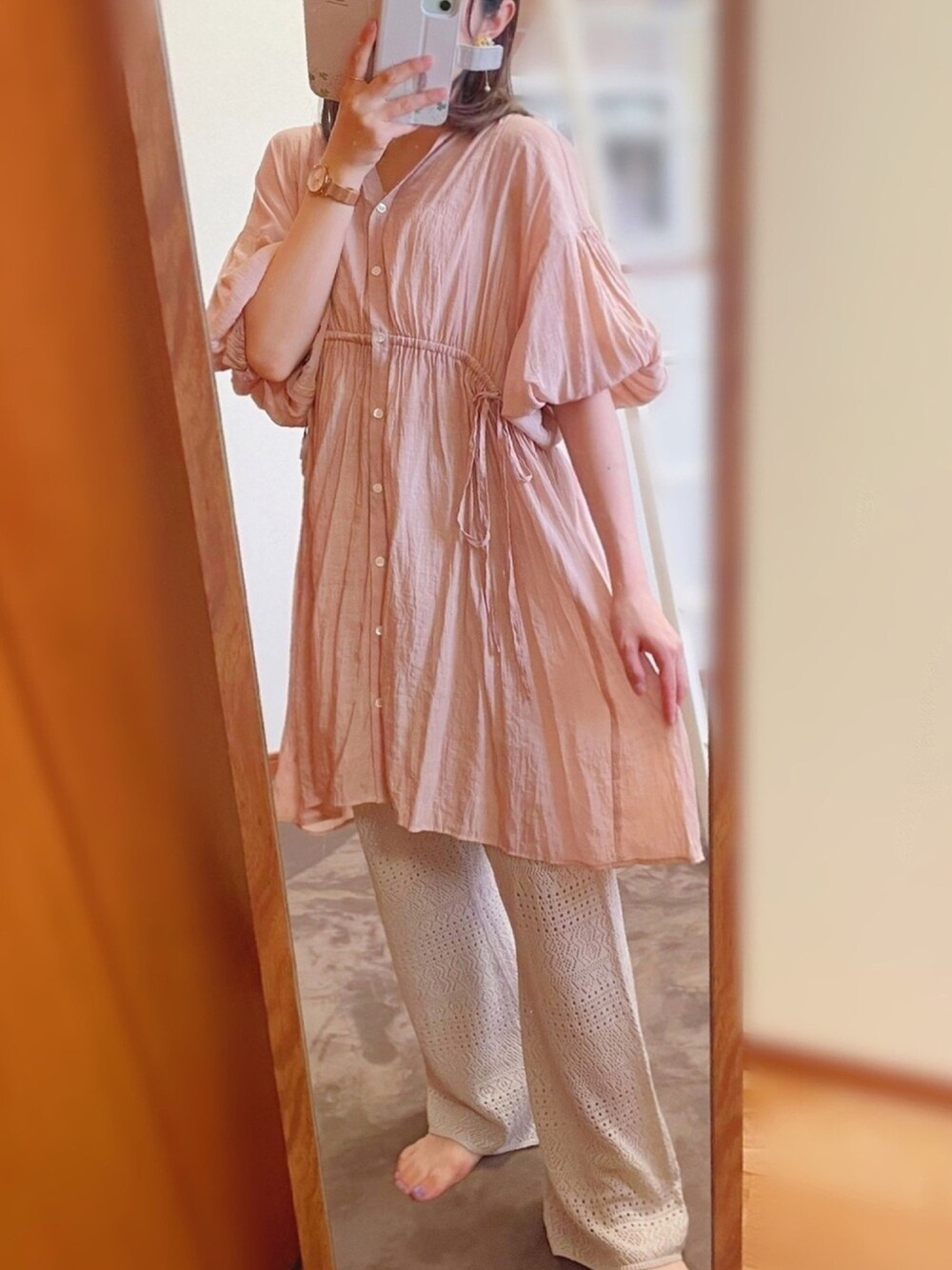 ピンク系のシャツ/ブラウス、ブラウン系のその他パンツを着用したレディースの夏コーディネートの1枚目の写真