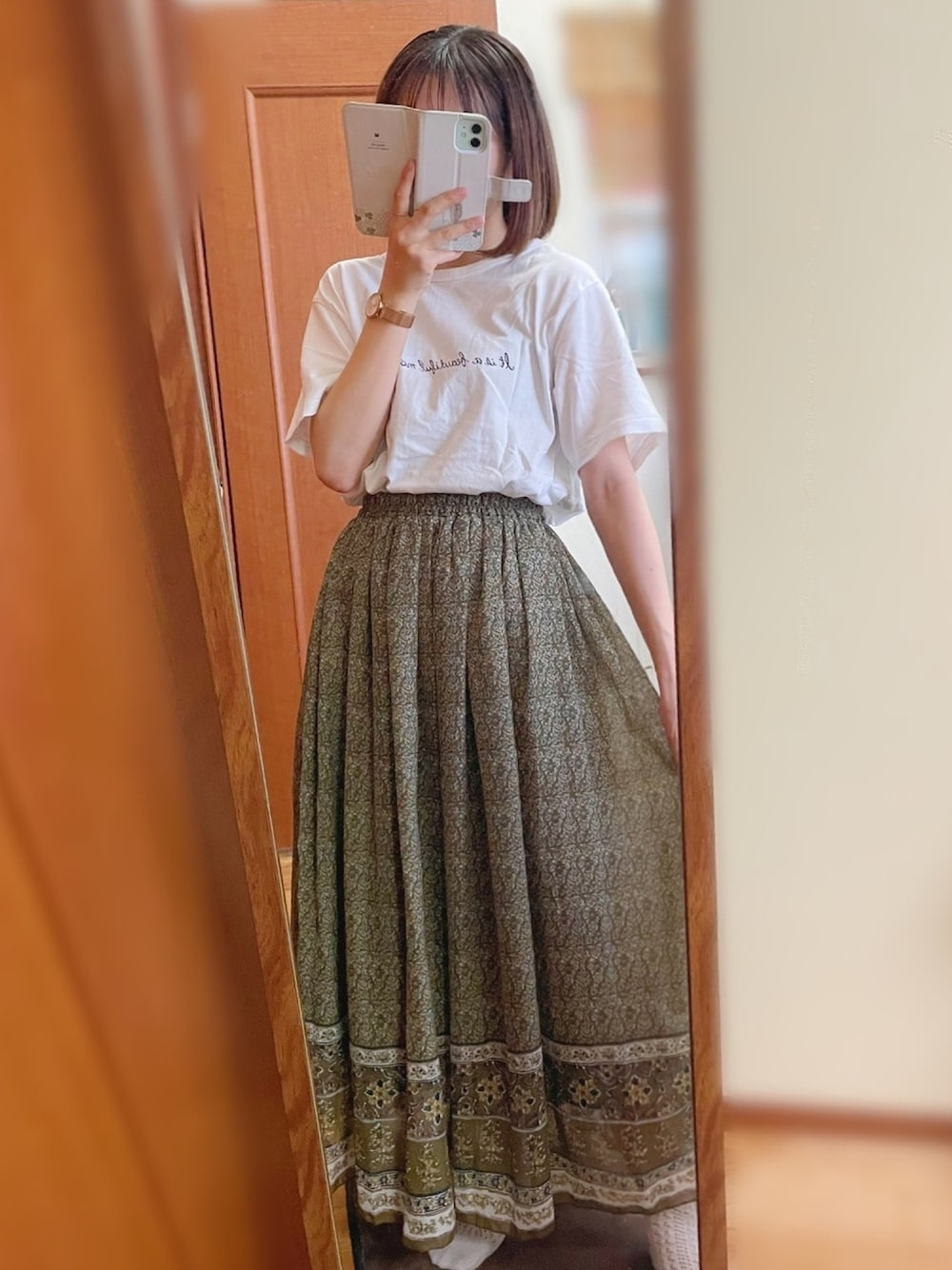 「ゆるコーデ、オリエンタル、柄スカート、白Tシャツ、カーキ、低身長、低身長コーデ、Samansa Mos2、大学生、通学コーデ」｜「Samansa Mos2の裾ラインプリントスカート（スカート、グリーン系）」を使った、maroru✲*ﾟさん（レディース・148cm）の秋コーディネートの1枚目の写真
