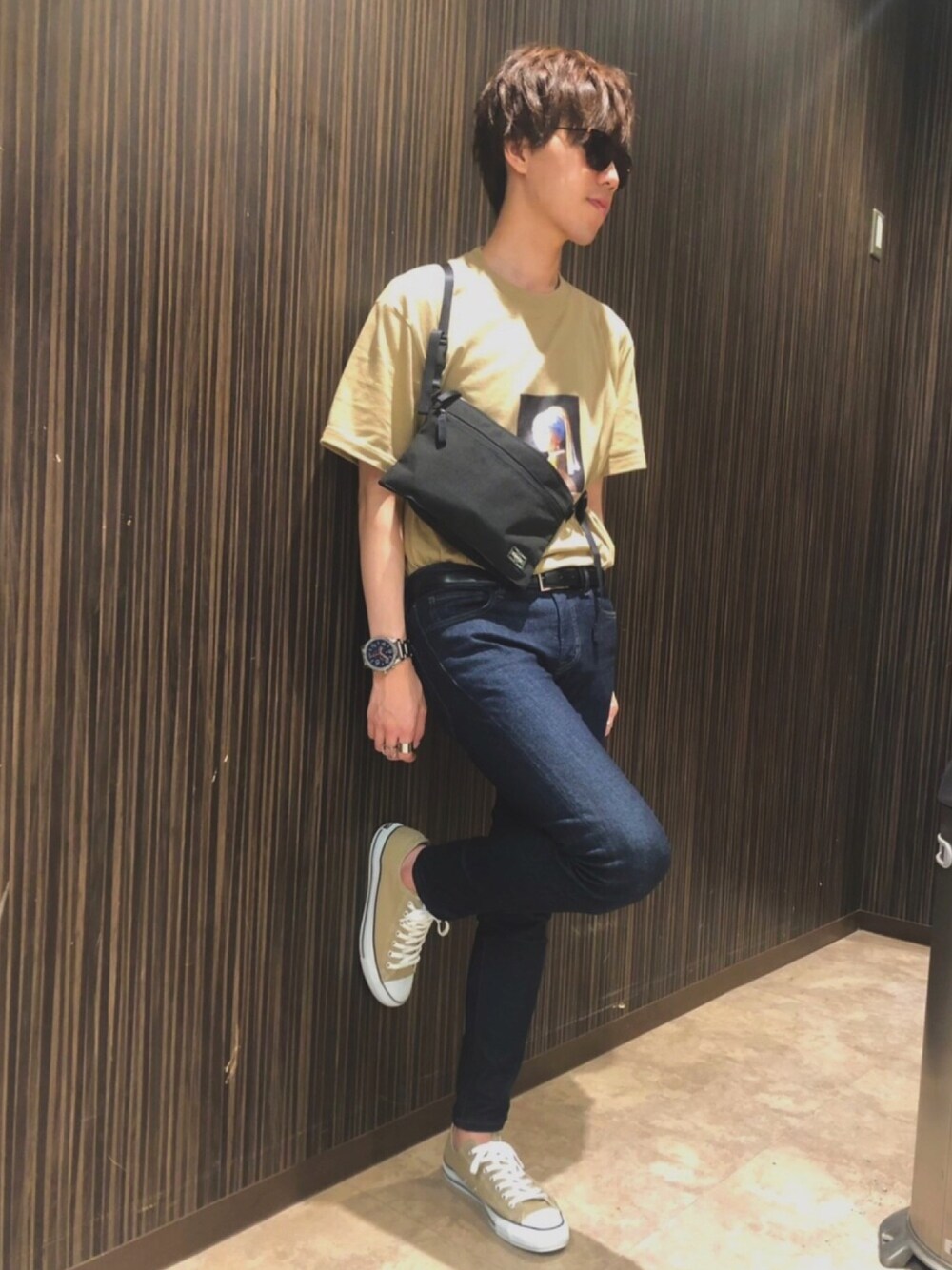 「夏コーデ、カジュアルコーデ、おしゃれさんと繋がりたい、ベージュ、サングラス、シンプル、サコッシュ、シルバーアクセサリー、デニム、コンバース」｜「CONVERSEのCONVERSE ALL STAR COLORS OX (ﾍﾞｰｼﾞｭ)（スニーカー、ベージュ系）」を使った、Mashさん（メンズ・180cm）の夏コーディネートの1枚目の写真