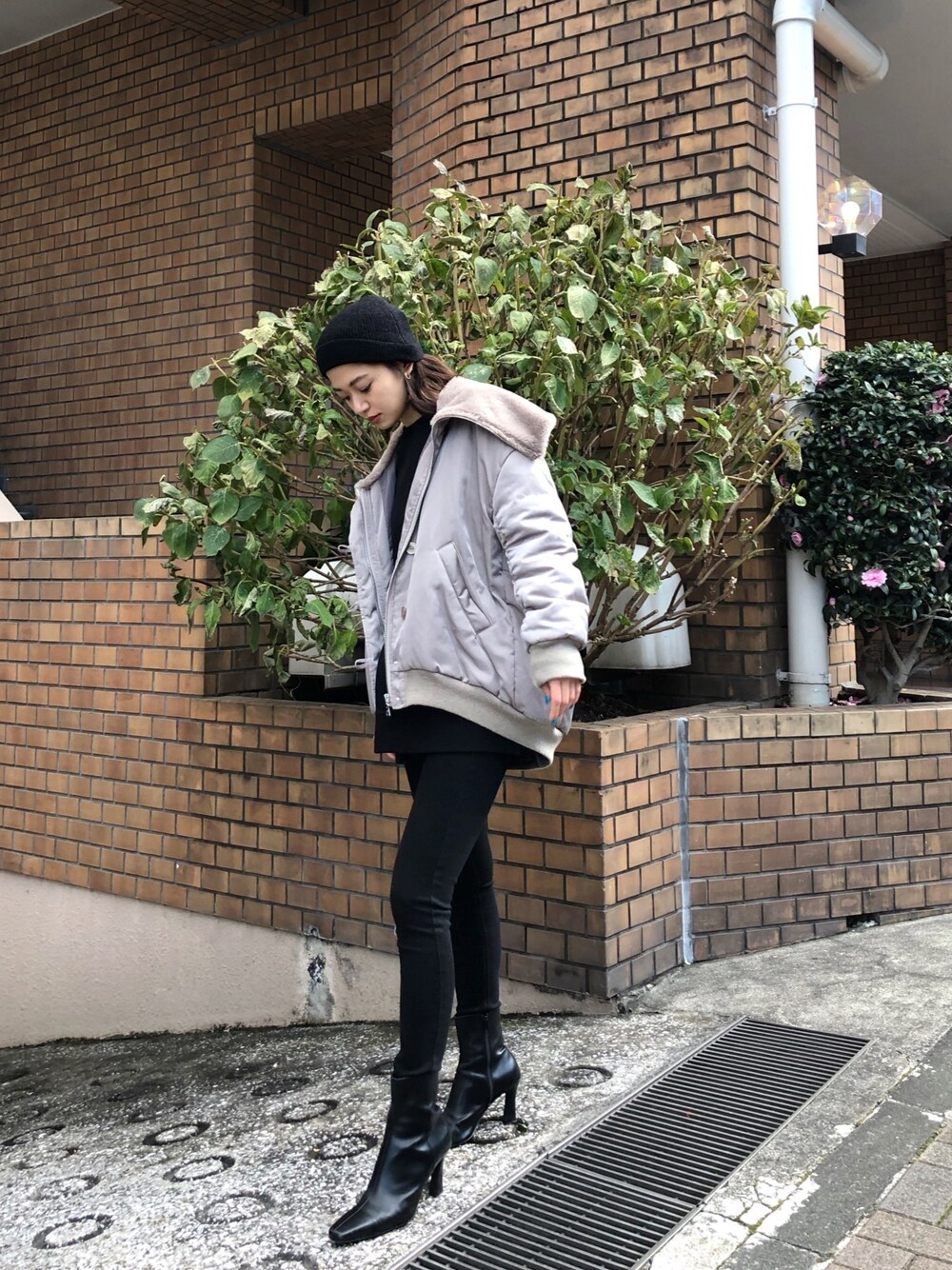 グレー系のブルゾンを着用したレディースの秋コーディネートの1枚目の写真