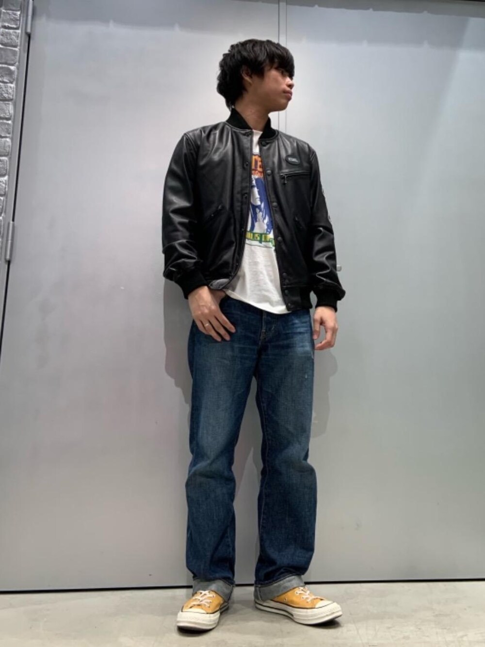 ブラック系のブルゾン、ブルー系のデニムパンツ、ホワイト系のTシャツ/カットソーを着用したメンズの冬コーディネートの1枚目の写真