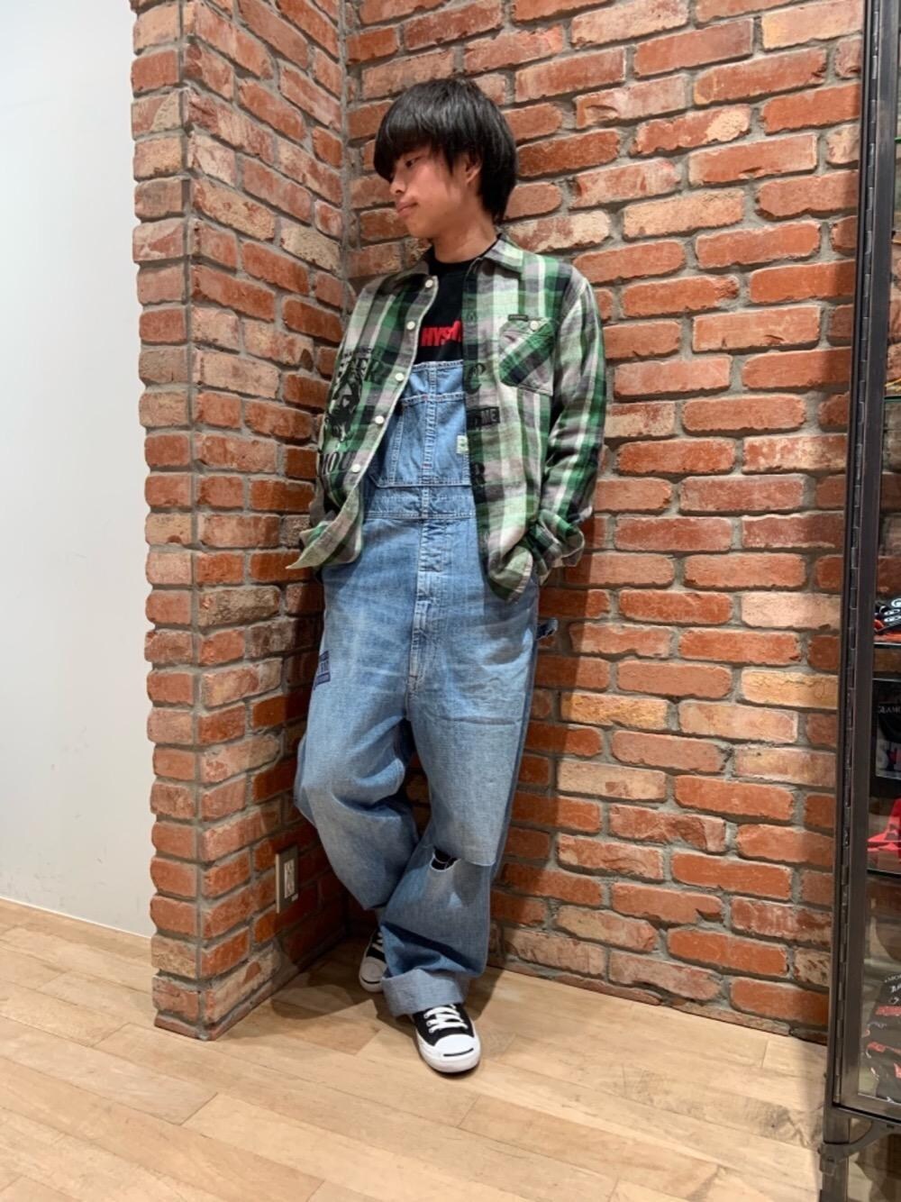「オーバーオール、チェック柄、ロンT、Hysteric Glamour、春コーデ、ヒステリックグラマー、ストリートコーデ、アメカジコーデ、90'Sコーデ」｜「HYSTERIC GLAMOURのUSED加工 オーバーオール（サロペット/オーバーオール、ブルー系）」を使った、Ririkiさん（メンズ・168cm）の冬コーディネートの1枚目の写真