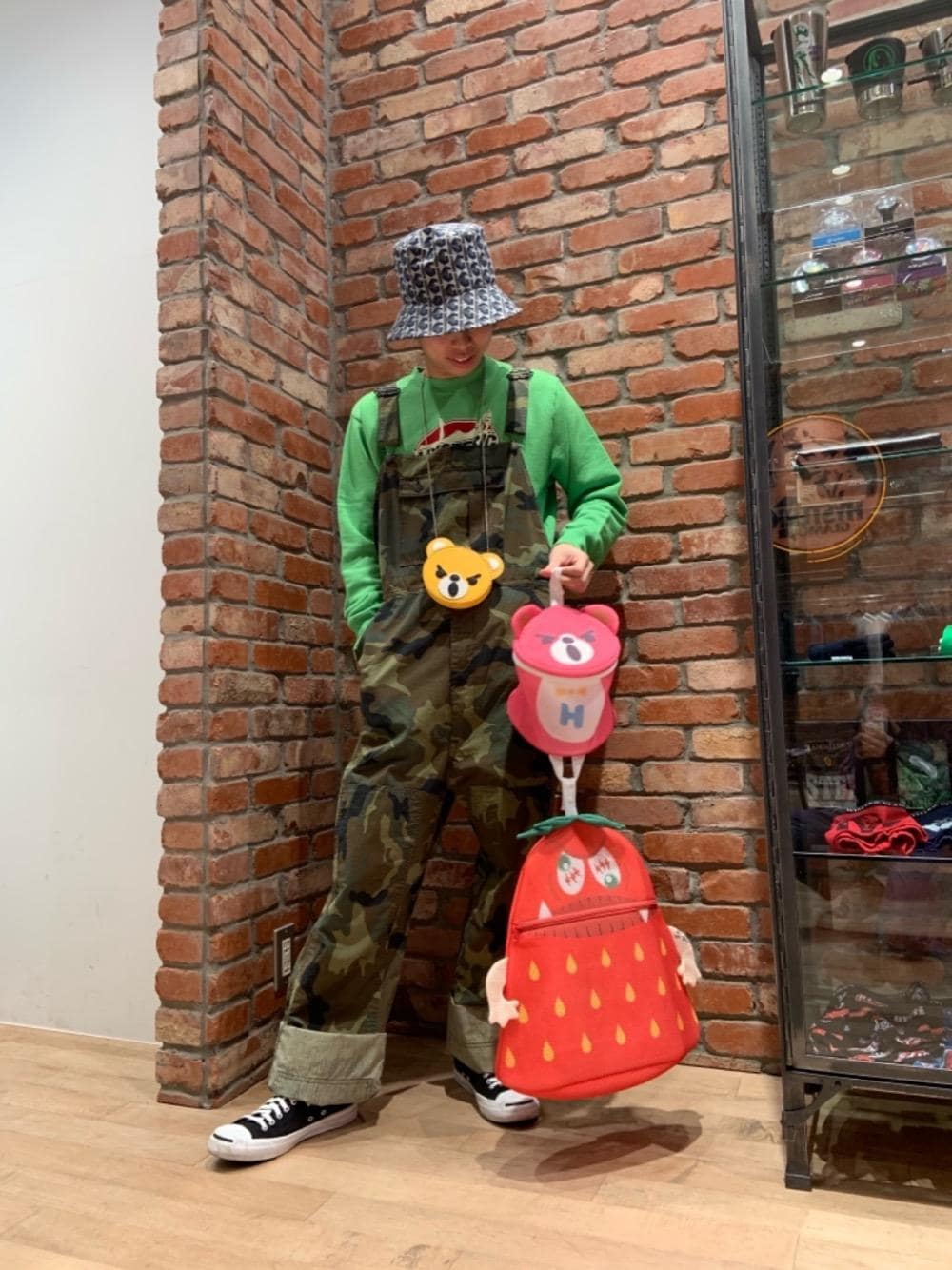 「スウェット、オーバーオール、Hysteric Glamour、春コーデ、ベアー、ヒステリックグラマー、ストリートコーデ、ミリタリーコーデ、アメカジコーデ」｜「HYSTERIC GLAMOURのWOODLAND総柄 オーバーオール（サロペット/オーバーオール、その他）」を使った、Ririkiさん（メンズ・168cm）の冬コーディネートの1枚目の写真