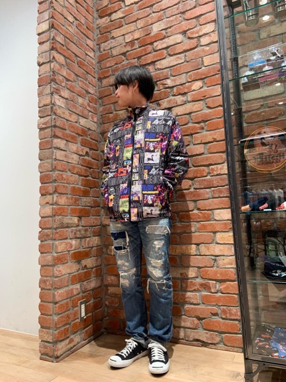 「デニム、総柄、Hysteric Glamour、春コーデ、ヒステリックグラマー、ストリートコーデ、パンクコーデ、90'Sコーデ」｜「HYSTERIC GLAMOURのRSM加工 デニムスリムストレートパンツ（デニムパンツ、ブルー系）」を使った、Ririkiさん（メンズ・168cm）の春コーディネートの1枚目の写真