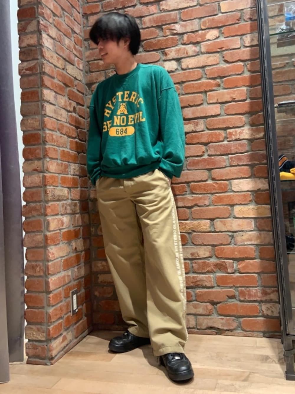 「Hysteric Glamour、春コーデ、カジュアルコーデ、ヒステリックグラマー、ストリートコーデ、アメカジコーデ、70'sコーデ」｜「HYSTERIC GLAMOURのHG CONNECTED LOGO イージーパンツ（その他パンツ、ベージュ系）」を使った、Ririkiさん（メンズ・168cm）の春コーディネートの1枚目の写真