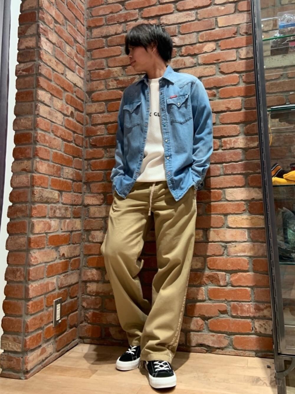 「ワイドパンツ、Hysteric Glamour、シンプルコーデ、春コーデ、カジュアルコーデ、ヒステリックグラマー、ストリートコーデ、アメカジコーデ」｜「HYSTERIC GLAMOURのHYSTERIC TIMES デニム長袖ウエスタンシャツ（シャツ/ブラウス、ブルー系）」を使った、Ririkiさん（メンズ・168cm）の春コーディネートの1枚目の写真