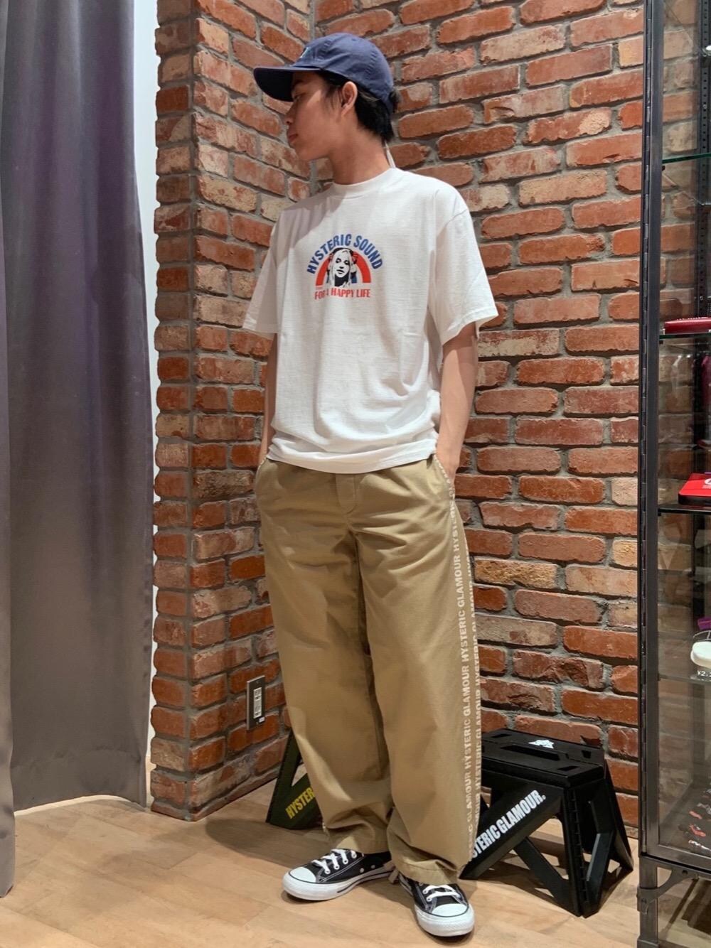 「ビッグシルエット、Tシャツ、ワイドパンツ、Hysteric Glamour、シンプルコーデ、夏コーデ、ラフコーデ、カジュアルコーデ、ストリートコーデ、アメカジコーデ」｜「HYSTERIC GLAMOURのHYSTERIC刺繍 キャップ（キャップ、ブルー系）」を使った、Ririkiさん（メンズ・168cm）の夏コーディネートの1枚目の写真