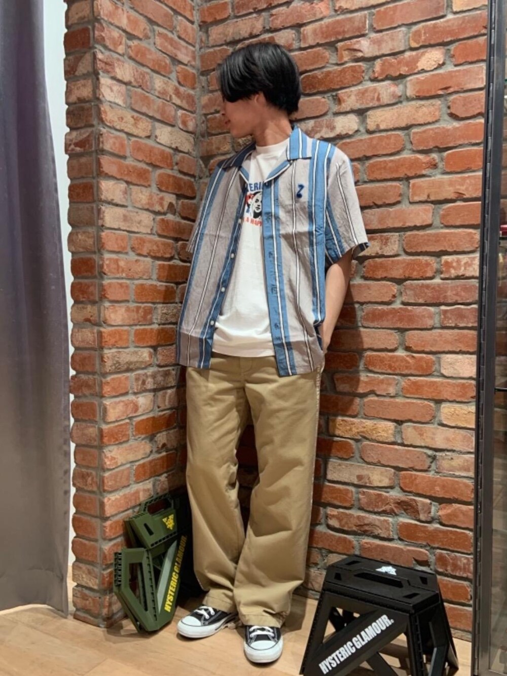 「ワイドパンツ、シンプルコーデ、夏コーデ、ラフコーデ、カジュアルコーデ、半袖シャツ、ヒステリックグラマー、アメカジコーデ、90'Sコーデ、70'sコーデ」｜「HYSTERIC GLAMOURのHG CONNECTED LOGO イージーパンツ（その他パンツ、ベージュ系）」を使った、Ririkiさん（メンズ・168cm）の夏コーディネートの1枚目の写真