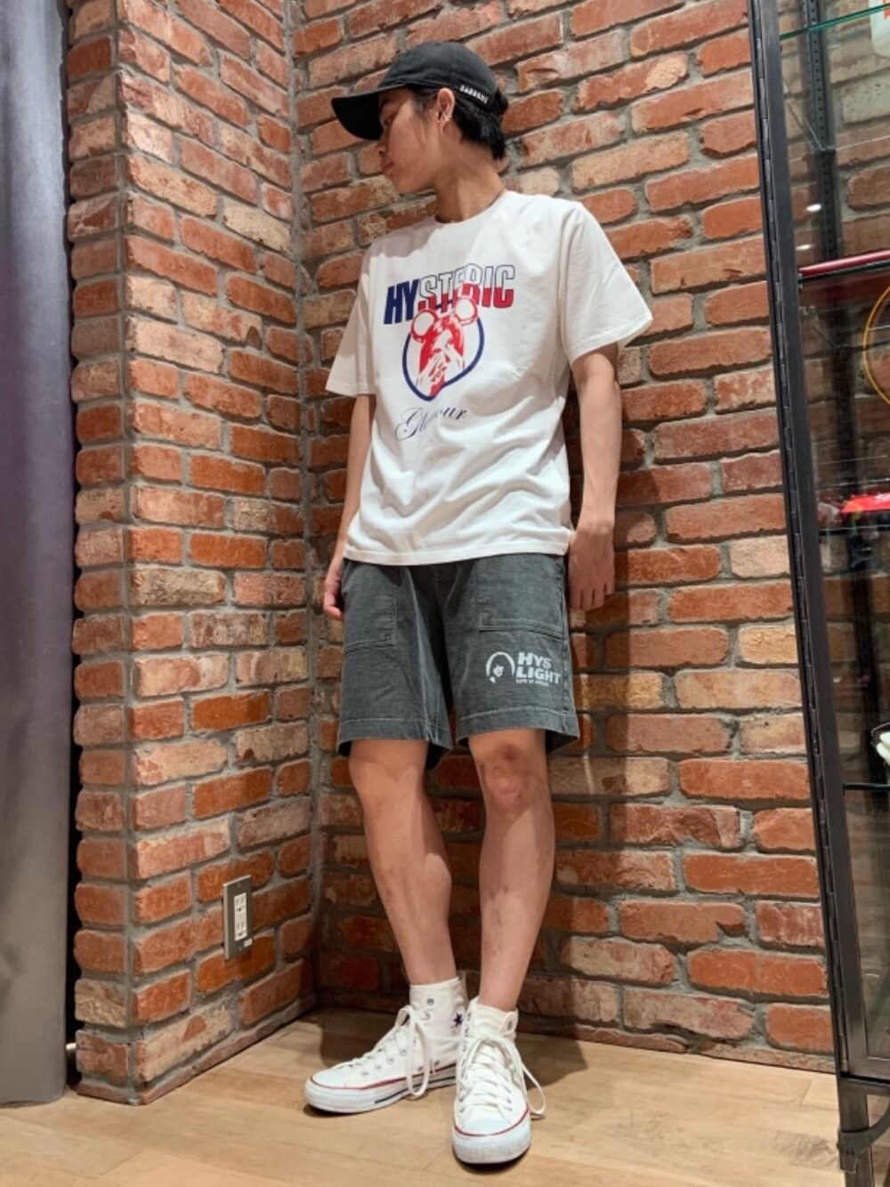 「Tシャツ、コラボレーション、ハーフパンツ、Hysteric Glamour、シンプルコーデ、夏コーデ、ラフコーデ、カジュアルコーデ、ヒステリックグラマー、ストリートコーデ」｜「HYSTERIC GLAMOURのPIGMENT DIE ショーツ（その他パンツ、ブラック系）」を使った、Ririkiさん（メンズ・168cm）の夏コーディネートの1枚目の写真