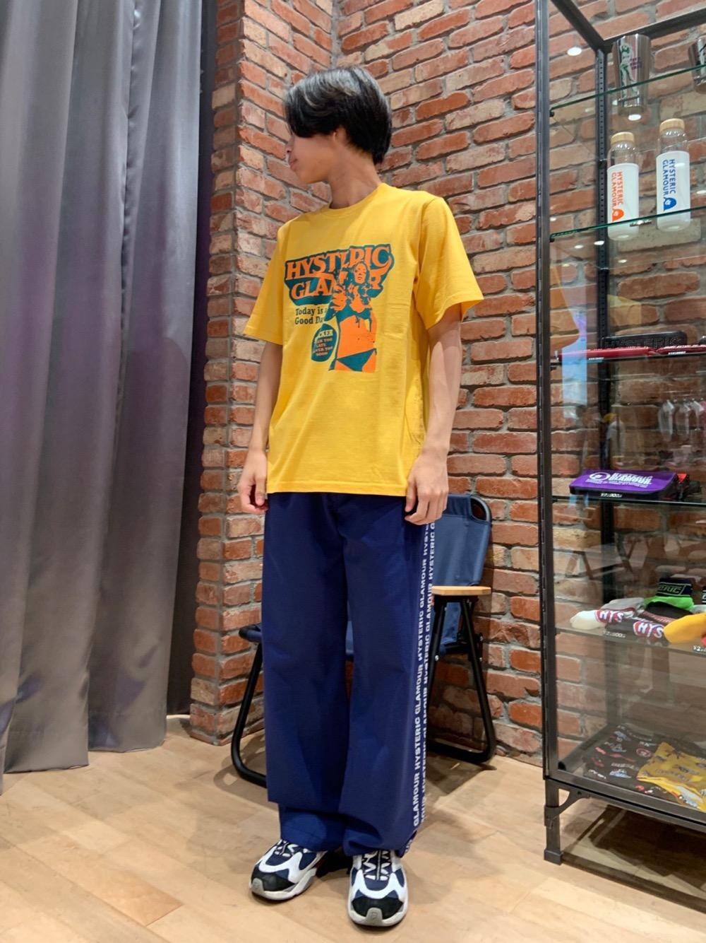 「カラーパンツ、ワイドパンツ、Hysteric Glamour、シンプルコーデ、夏コーデ、ラフコーデ、カジュアルコーデ、ヒステリックグラマー、ストリートコーデ、アメカジコーデ」｜「HYSTERIC GLAMOURのHG CONNECTED LOGO イージーパンツ（その他パンツ、ブルー系）」を使った、Ririkiさん（メンズ・168cm）の夏コーディネートの1枚目の写真