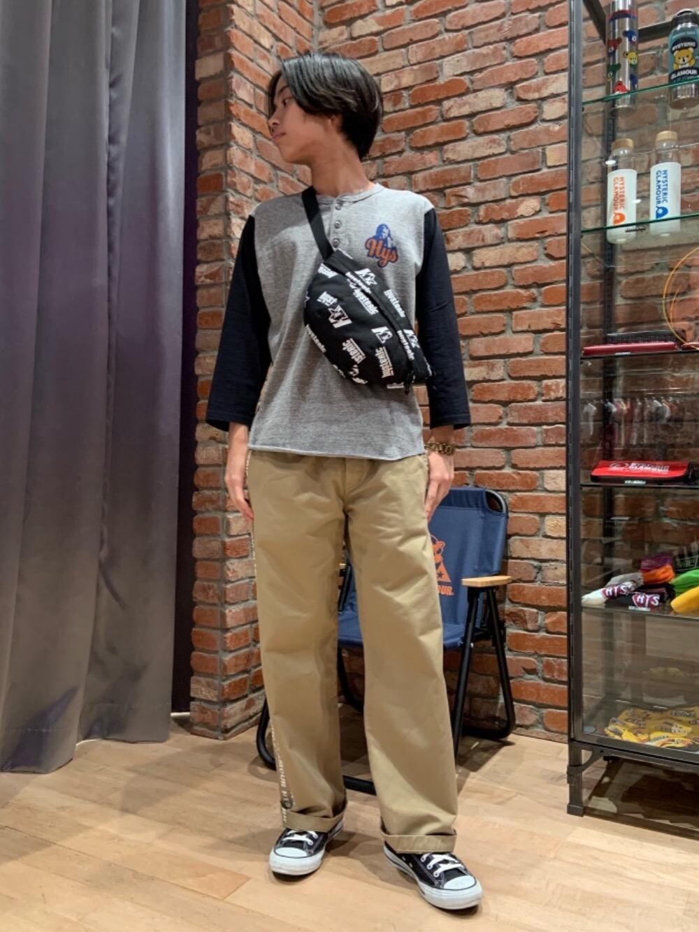 「長袖シャツ、Hysteric Glamour、シンプルコーデ、夏コーデ、ラフコーデ、カジュアルコーデ、ヒステリックグラマー、ストリートコーデ、アメカジコーデ、70'sコーデ」｜「HYSTERIC GLAMOURのHG CONNECTED LOGO イージーパンツ（その他パンツ、ベージュ系）」を使った、Ririkiさん（メンズ・168cm）の夏コーディネートの1枚目の写真