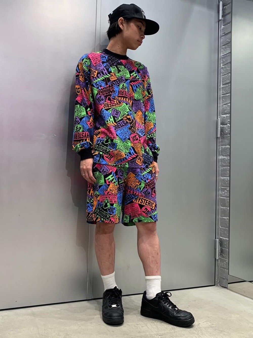 「スウェット、セットアップ、総柄、ハーフパンツ、Hysteric Glamour、ヒステリックグラマー、ロックコーデ」｜「HYSTERIC GLAMOURのHYS WHISKY柄 刺繍キャップ（キャップ、ブラック系）」を使った、Ririkiさん（メンズ・168cm）の秋コーディネートの1枚目の写真