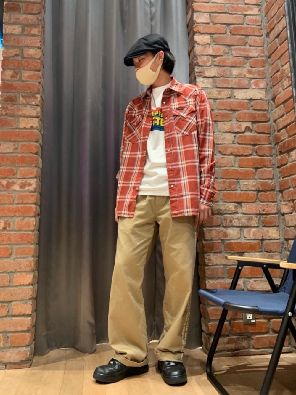 「長袖シャツ、Hysteric Glamour、シンプルコーデ、ラフコーデ、カジュアルコーデ、ヒステリックグラマー、アメカジコーデ、90'Sコーデ、70'sコーデ」｜「HYSTERIC GLAMOURのHG CONNECTED LOGO イージーパンツ（その他パンツ、ベージュ系）」を使った、Ririkiさん（メンズ・168cm）の秋コーディネートの1枚目の写真
