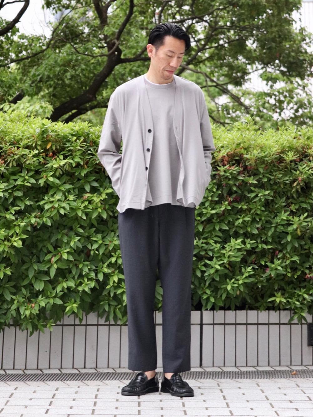 グレー系のカーディガン/ボレロ、グレー系のTシャツ/カットソー、グレー系のその他パンツを着用したメンズの春コーディネートの1枚目の写真