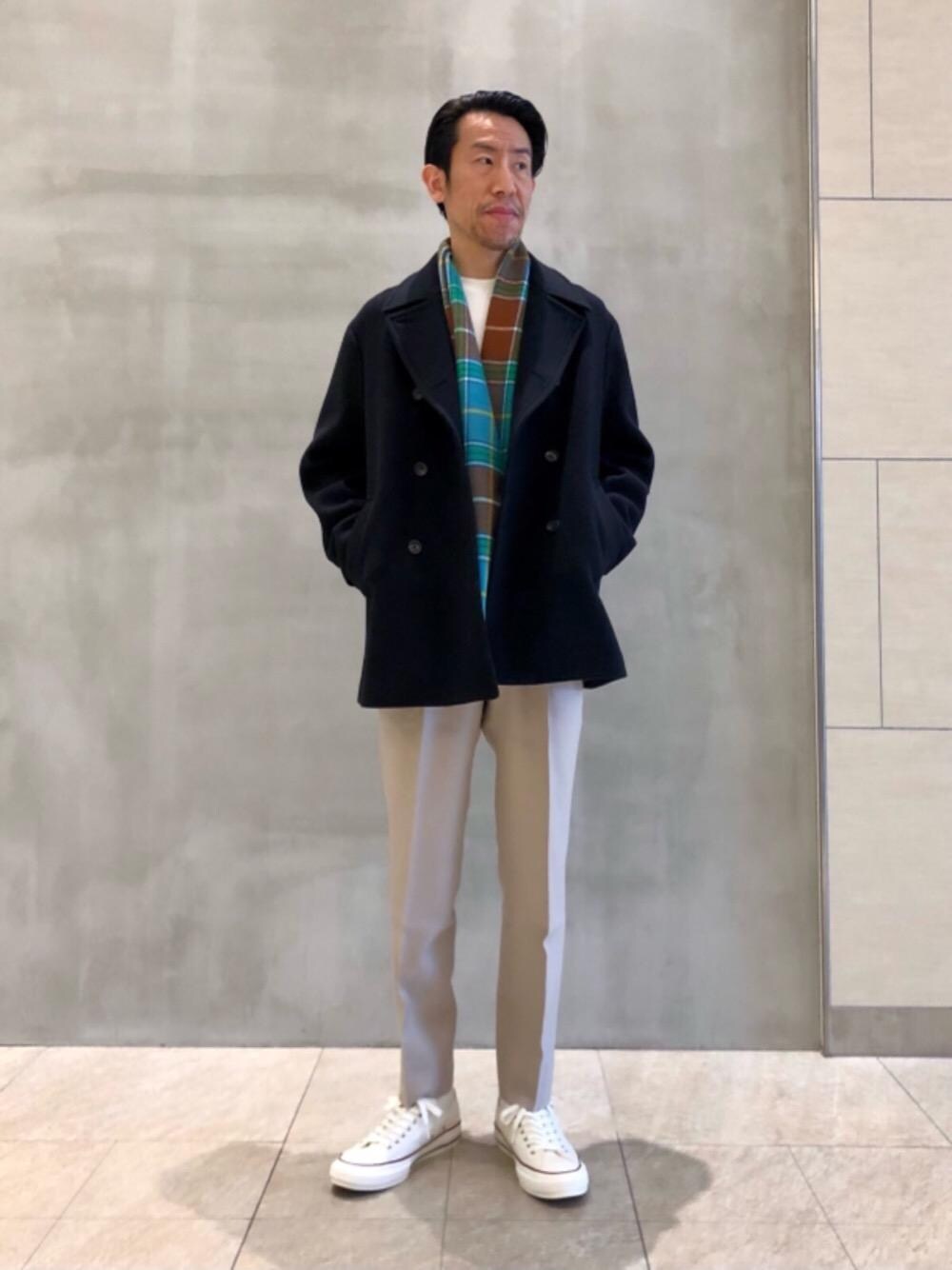 ベージュ系のその他パンツ、ブルー系のピーコート、その他のマフラーを着用したメンズの冬コーディネートの1枚目の写真